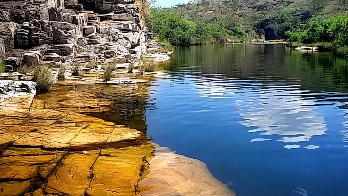 Alto Paraíso — serra, vegetação, casa entre árvores (vertical)