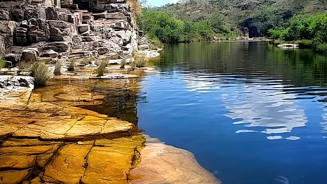Chapada — trilha, cachoeira, mesa ao ar livre (horizontal)