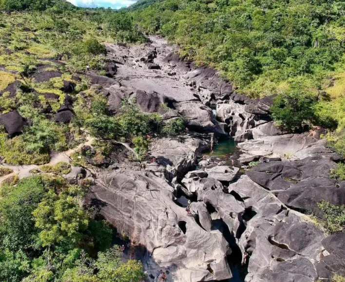 Vale da Lua — rocha e água (vertical)