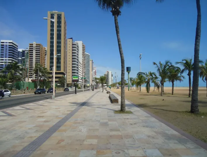 Beira Mar — calçadão, manhã (vertical)